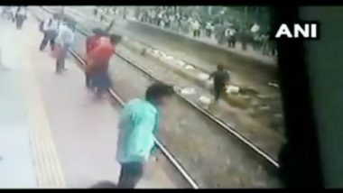 Mumbai Man Attempts Suicide on Kurla Station; Lies on Railway Track After Being Fed Up With Family Issues (Watch Video)