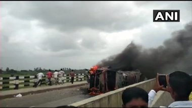 Maratha Agitators Burn CM’s Effigy and Torch Vehicles Amid Maharashtra Bandh, Internet Service Suspended By Government