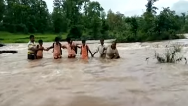 Students Swim Across River in Maharashtra's Bhiwandi to Reach School, Watch Video of Kids Risking Their Lives