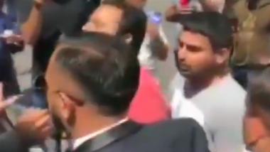 Watch Video: Workers of Pakistan Tehreek-e-Insaaf and Pakistan Muslim League (Nawaz) Clash Near Nawaz Sharif's Residence in London