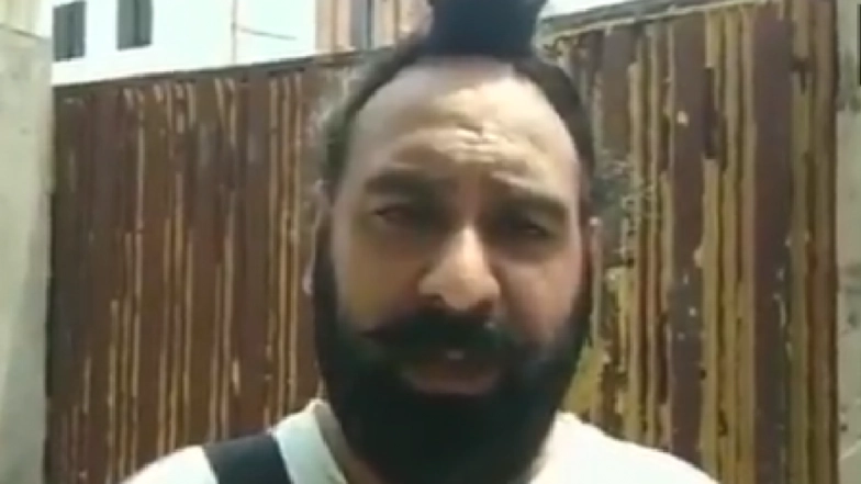 Pakistan’s First Sikh Police Officer Gulab Singh Forcibly Thrown Out of House in Lahore, Says Officials Tossed His Turban, Untied His Hair; Watch Video