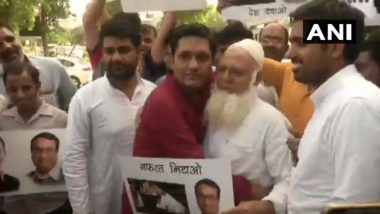 Free Hugs Campaign Launched by Congress Workers After Rahul Gandhi Hugged PM Narendra Modi in Parliament