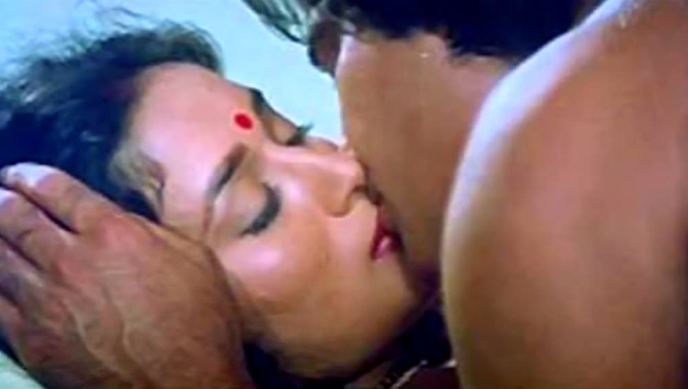 Madhuri Dixit Ki Nangi Sex - Vinod Khanna and Madhuri Dixit in a still from Dayavan. | International  Kissing Day 2018: Vinod Khanna â€“ Madhuri Dixit to Ranveer Singh â€“ Vaani  Kapoor - Ten of the Most Iconic