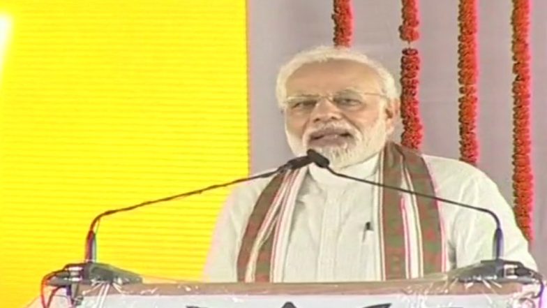 PM Narendra Modi Speaks on Rahul's Hug While Addressing Rally at Shahjahanpur's Roza, Says 'Gale Pad Gaye' Instead of Answering Questions on Why No- Confidence Motion