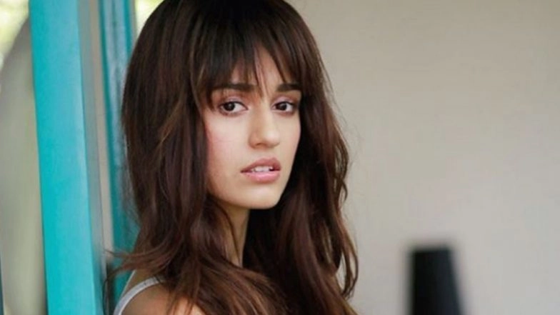 Disha Patani and Tiger Shroff Getting Mobbed During Their Romantic Date is So Not Cool! (Watch Video)
