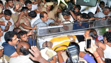Karunanidhi Death: Hearing For Kalaignar’s Burial at Marina Beach Adjourned Till 8 AM