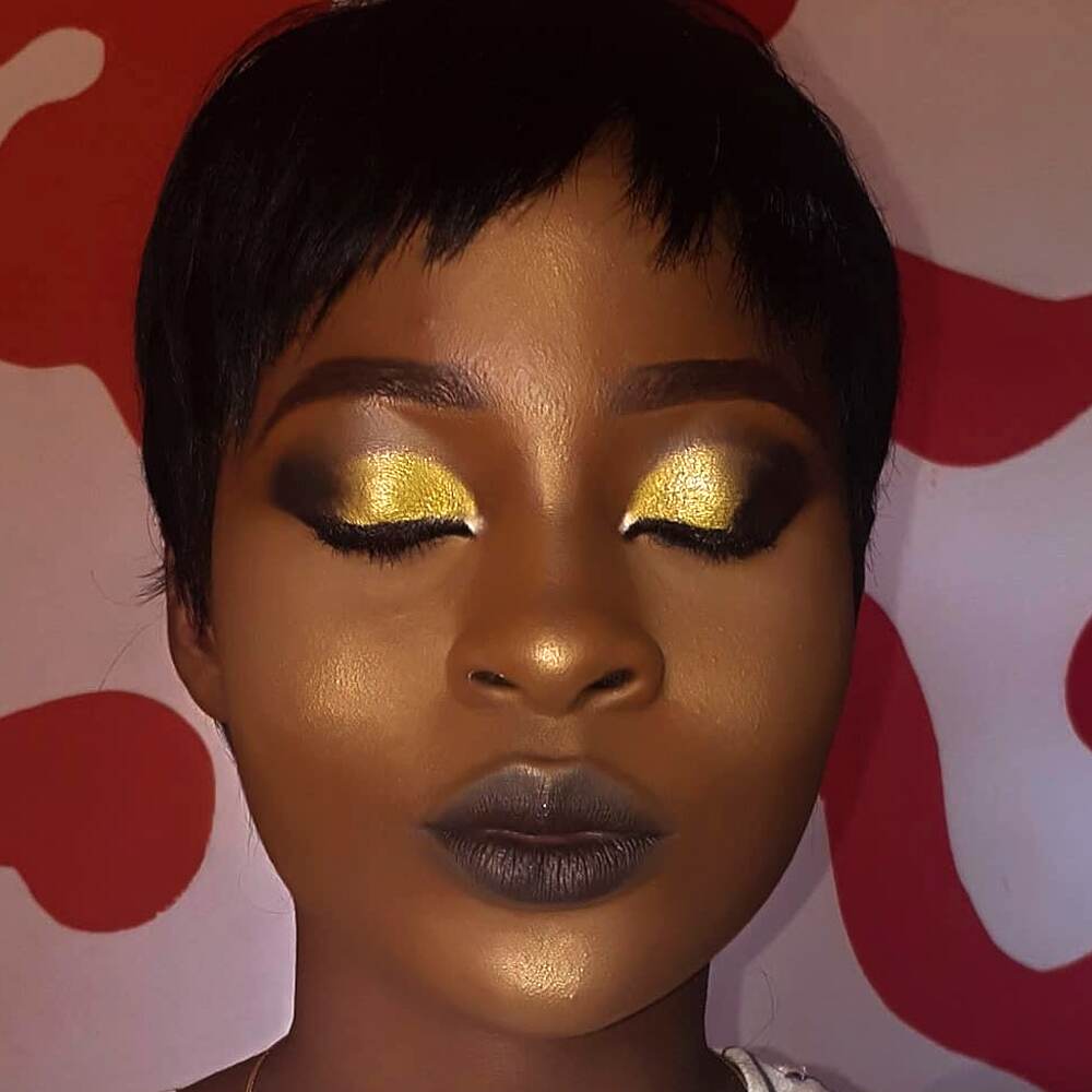Golden eye-shadow is perfection. Golden eye-shadow is perfection.