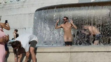 Naked British Tourists Pose for Photos at Rome's Famous Altare Della Patria Monument's Fountain, Hunted by Police: Watch Video