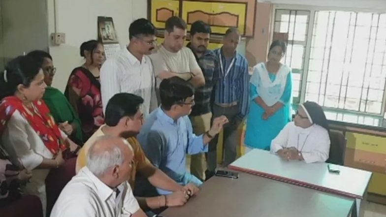 Gujarat: Girls Punished for Applying Mehendi in Bharuch’s Christian School, Management Apologises After Parents Protest