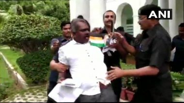 Delhi: Man With Knife Tries to Barge Into Kerala House Where Pinarayi Vijayan Was Present; Watch Video