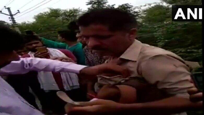 Uttar Pradesh: Locals Thrash Drunk Police Constable After He Rammed His Vehicle Into Two Bikes; Watch Video Uttar Pradesh: Locals Thrash Drunk Police Constable After He Rammed His Vehicle Into Two Bikes; Watch Video
