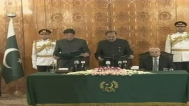 Imran Khan Fumbles While Swearing Allegiance to Finality of Prophethood in Oath-Taking Speech in Urdu: Watch Video