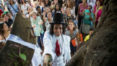 Peruvian Actor Richard Torres Marries a Tree in Santo Domingo to Denounce Deforestation