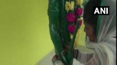 Raksha Bandhan 2018: Late Police Constable Rajesh Gaikwad's Sister Ties Rakhi to His Statue