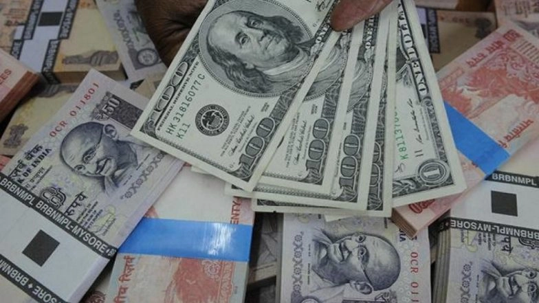 Rupee Tumbles to 70.73 Versus US Dollar as Indian Economy Moves at Snail's Pace, Chinese Yuan Fares Better in Market
