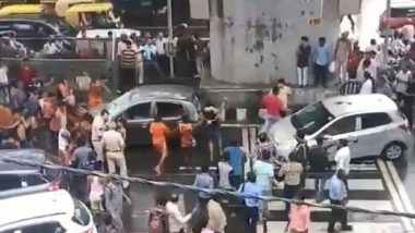 Kanwariyas Damage Car, Create Ruckus in Delhi! Video of Protesters Vandalising Vehicle With Rods Go Viral