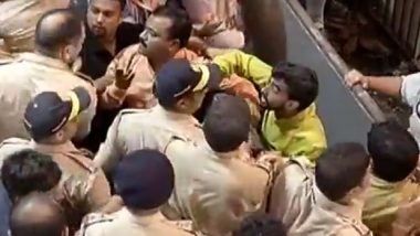 Lalbaugcha Raja Ganesh Mandal Volunteers, Police Officers Caught In an Ugly Brawl; Watch Video