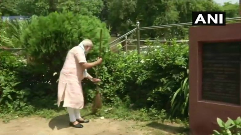 Swachhata Hi Seva Movement: PM Narendra Modi Swept and Clean the Premises Baba Sahib Ambedkar School (Watch Video)