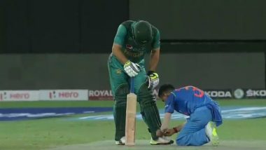 Yuzvendra Chahal Ties Shoelace of Pakistani Cricketer Usman Khan, Shows True Sportsmanship Spirit During India vs Pakistan Asia Cup 2018 Match (See Pic)