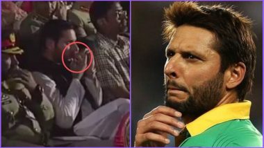 Shahid Afridi Caught on Camera Chewing Tobacco, Gets Trolled; Watch Video