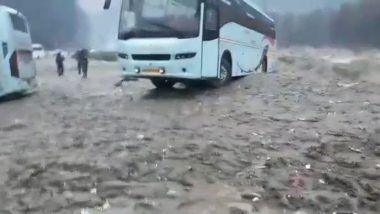 Himachal Pradesh and Uttarakhand Witness Heavy Rain and Snowfall, Vehicles Washed Away in Beas River; Watch Video