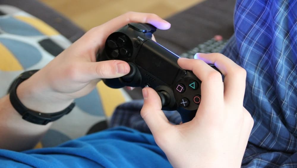 China Imposes Curfew on Children Playing Games Online to Crackdown On Gaming Addiction China Imposes Curfew on Children Playing Games Online to Crackdown On Gaming Addiction