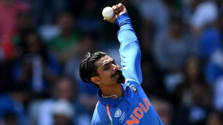 Ravindra Jadeja Drops an Easy Catch to Hand Mitchell Santner a Lifeline During IND vs NZ 3rd T20I 2020, Twitterati Shocked at the Misfield