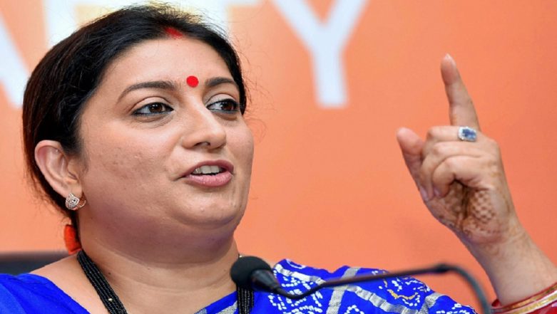 Smriti Irani Seen in Video Asking MP Voters Whether Congress Waived Farm  Loans, Gets Emphatic 'Yes' in Reply | ðŸ—³ï¸ LatestLY
