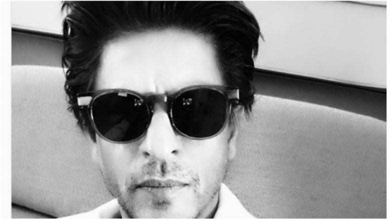 Shah Rukh Khan Looks Handsome as He Visits VPSG Ganesh Mandal (View Pic Inside)