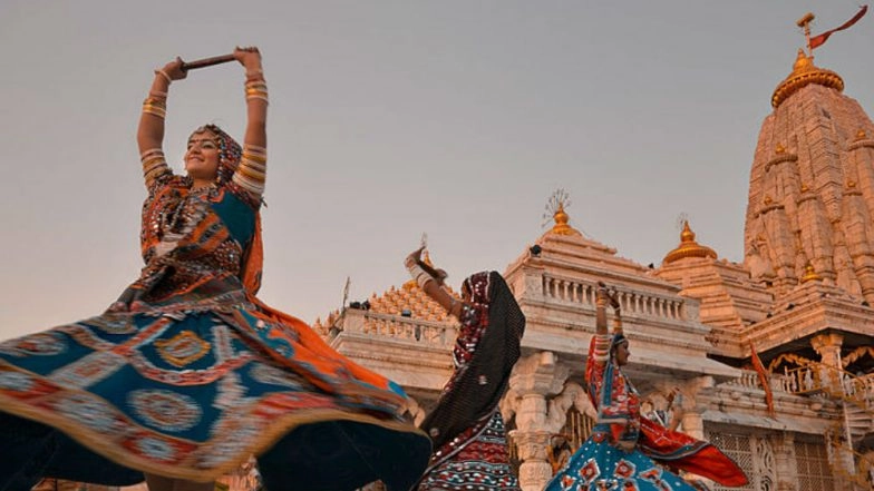 Navaratri Songs in Gujarati: Traditional Dandiya Numbers for Garba Enthusiasts to Celebrate Navratri 2018 (Watch Videos)