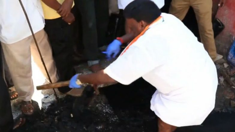 Puducherry CM V Narayanasamy Enters Drain With a Spade to Participate in Swachhata Hi Seva Movement, Watch Video