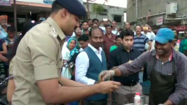 North Indian Migrant Issue: Top Cops From Aravalli Eat Pani Puris From Stall of Migrant Vendor to Encourage Business Peacefully