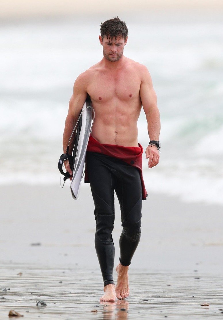 Chris Hemsworth's Shirtless Surfing Pics Are Going Viral For The Right ...