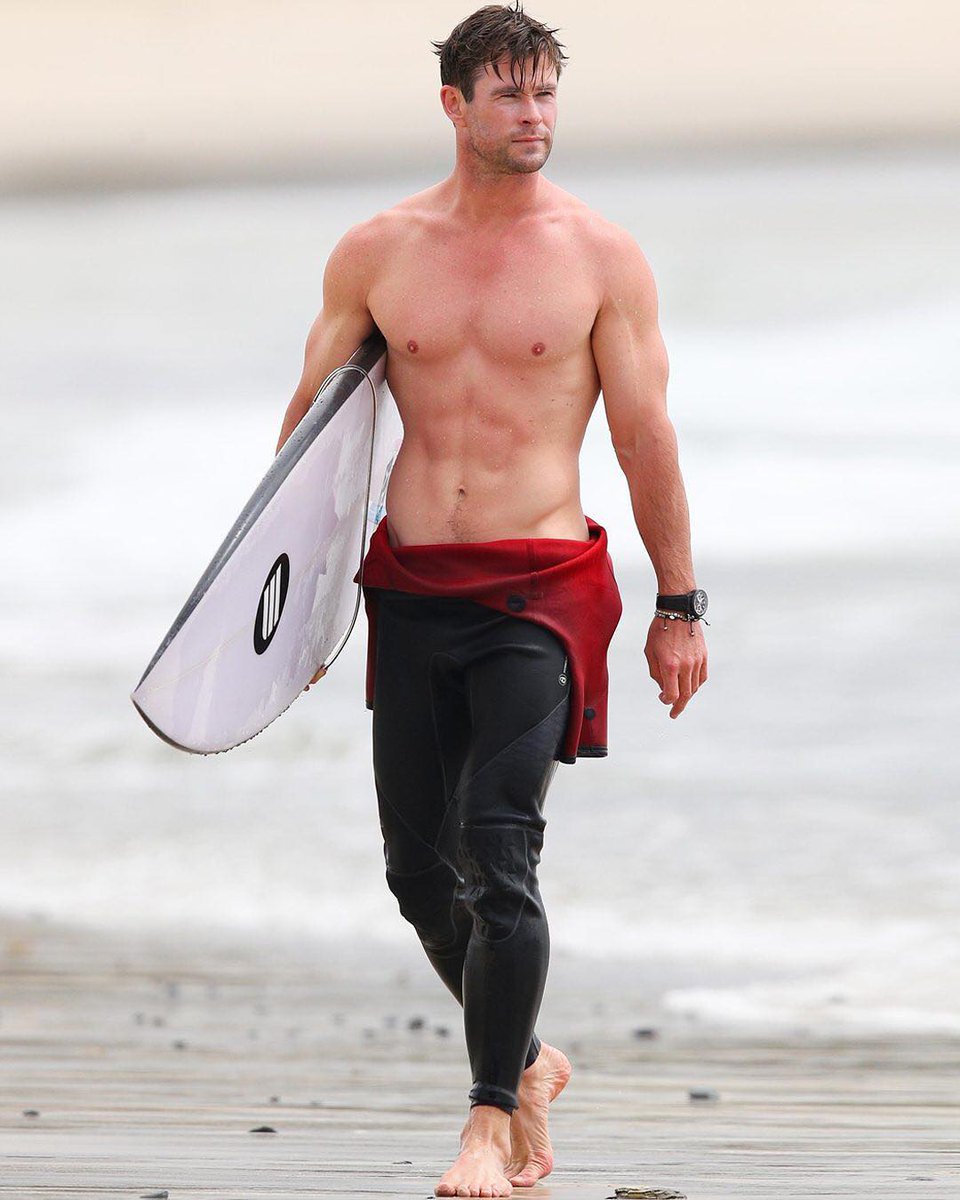 Chris Hemsworth's Shirtless Surfing Pics Are Going Viral For The Right  Reason - Check Them Out!