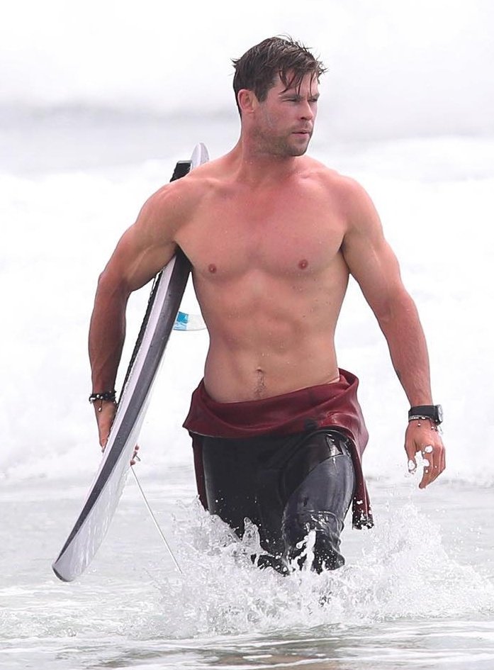 Chris Hemsworth's Shirtless Surfing Pics Are Going Viral For The Right ...