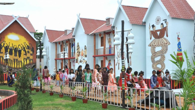 Durga Pujo 2018: This Kolkata Puja Pandal Welcomes the Visually Impaired Devotees to Touch the Artwork and Enjoy Festivities (View Pics)