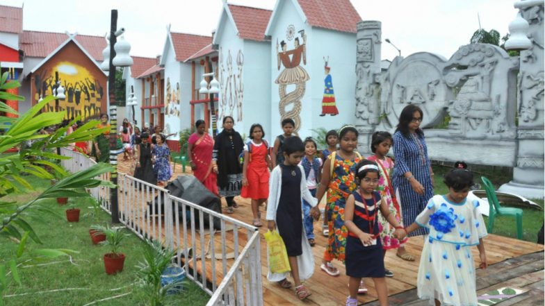 Kolkata Durga Pujo Clubs Take Measures Like Constructing Rain Proof Planks to Prevent Pandal Hoppers From Stepping into Puddles