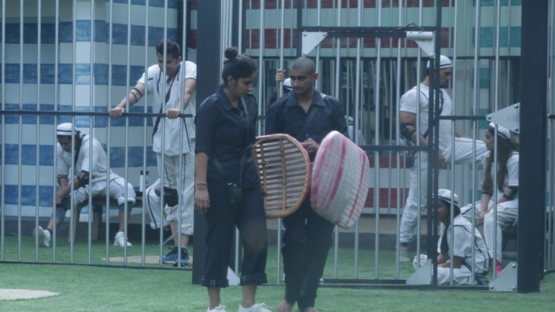 Bigg Boss 12: Surbhi Rana Pokes Her Nose Into An Argument Between Deepak Thakur and Sreesanth