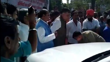 UP Policeman Touches Feet of Satish Mahana to Apologise After His Vehicle Hits Minister's Car, Watch Video