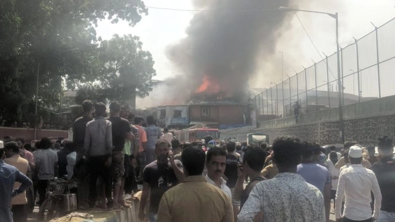 Mumbai Fire: Level-3 Blaze Engulfs Lalmati Slum on Nagardas Road in Bandra
