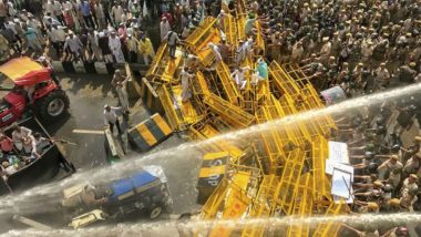 Kisan Kranti Padyatra Turns Violent: Farmers Stopped on UP-Delhi Border, Police Use Water Cannons, Tear Gas Shells to Disperse Them; Watch Video