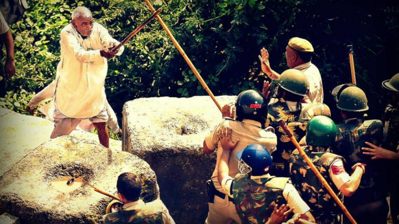 This Picture of Farmer Fighting Delhi Police With a Lathi on Gandhi Jayanti Becomes Face of Kisan Yatra Protest, See Viral Image