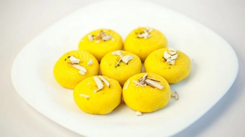 Krishna Janmashtami 2020 Sweets Recipe Ideas With Sweet Wishes & Messages: From Parwal Ki Mithai & Malpua to Nariyal Pag & Balushahi, Here's How to Spread Sweetness on Gokulashtami Puja