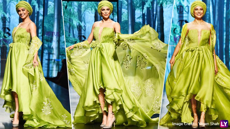 Sushmita Sen Walks the Ramp and Owns It Like a Goddamn Diva at the Lotus Make-Up India Fashion Week