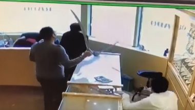 Indian Jewellery Shop Employees Foil Robbery Attempt in Canada; Scare Away Robbers With Swords! Watch Video With Swords