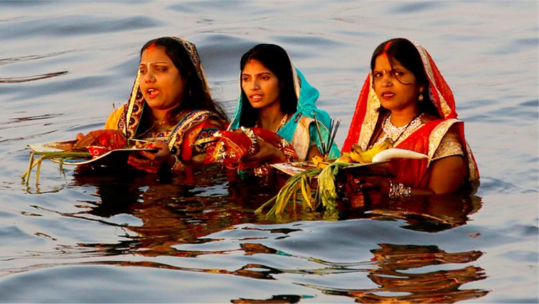 Chhath Puja 2018: Thousands of Fasting Worshippers Pay Obeisance to Setting  Sun on Chhath in Delhi | ?? LatestLY