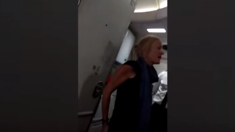 Air India Cabin Crew Abused by Foreign Passenger on Being Refused Wine; Watch Video