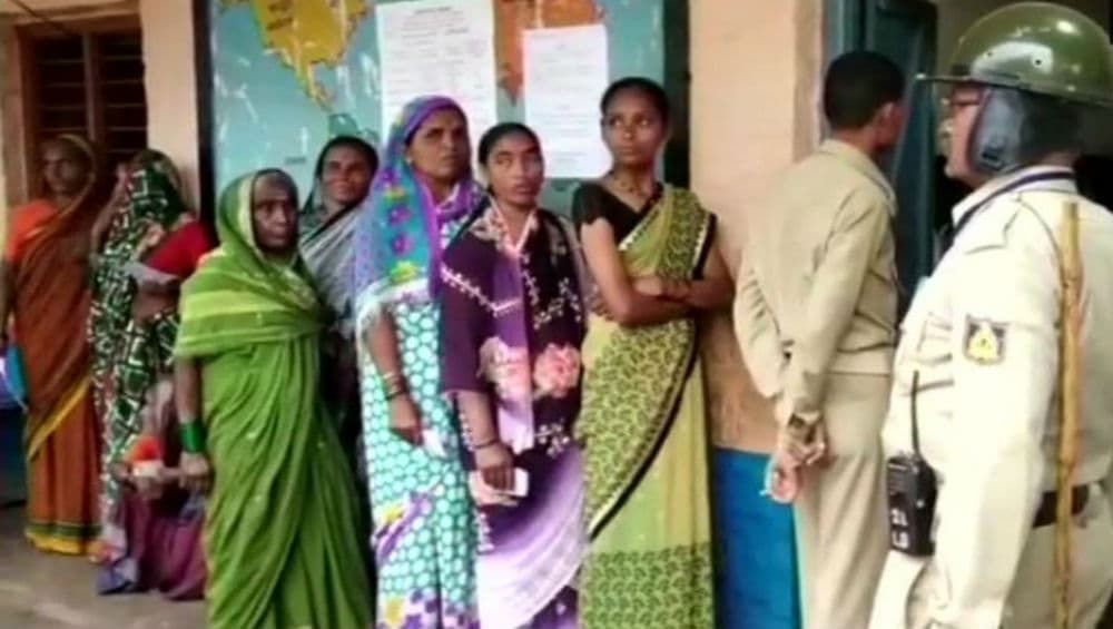 Karnataka Bypolls 2019: Heavy Voter Turnout Recorded in Rural Areas, Poor in Bengaluru Karnataka Bypolls 2019: Heavy Voter Turnout Recorded in Rural Areas, Poor in Bengaluru