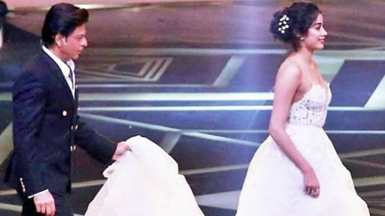 Shah Rukh Khan Helping Janhvi Kapoor With Her Gown at Lux Golden Rose Awards 2018 Proves SRK Is the Most Chivalrous Man in Bollywood