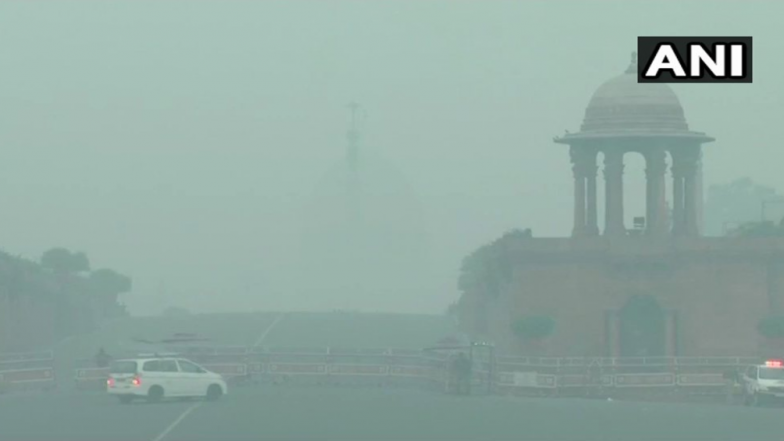 Blanket of Smog Covers Delhi As Air Quality Turns ‘Severe’ After Diwali Due to Stubble Burning; Watch Pics